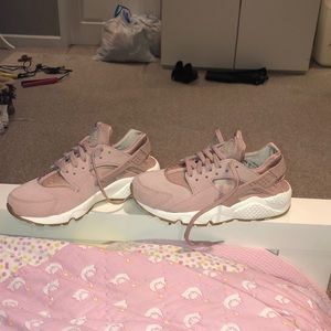 Light pink huaraches size 7